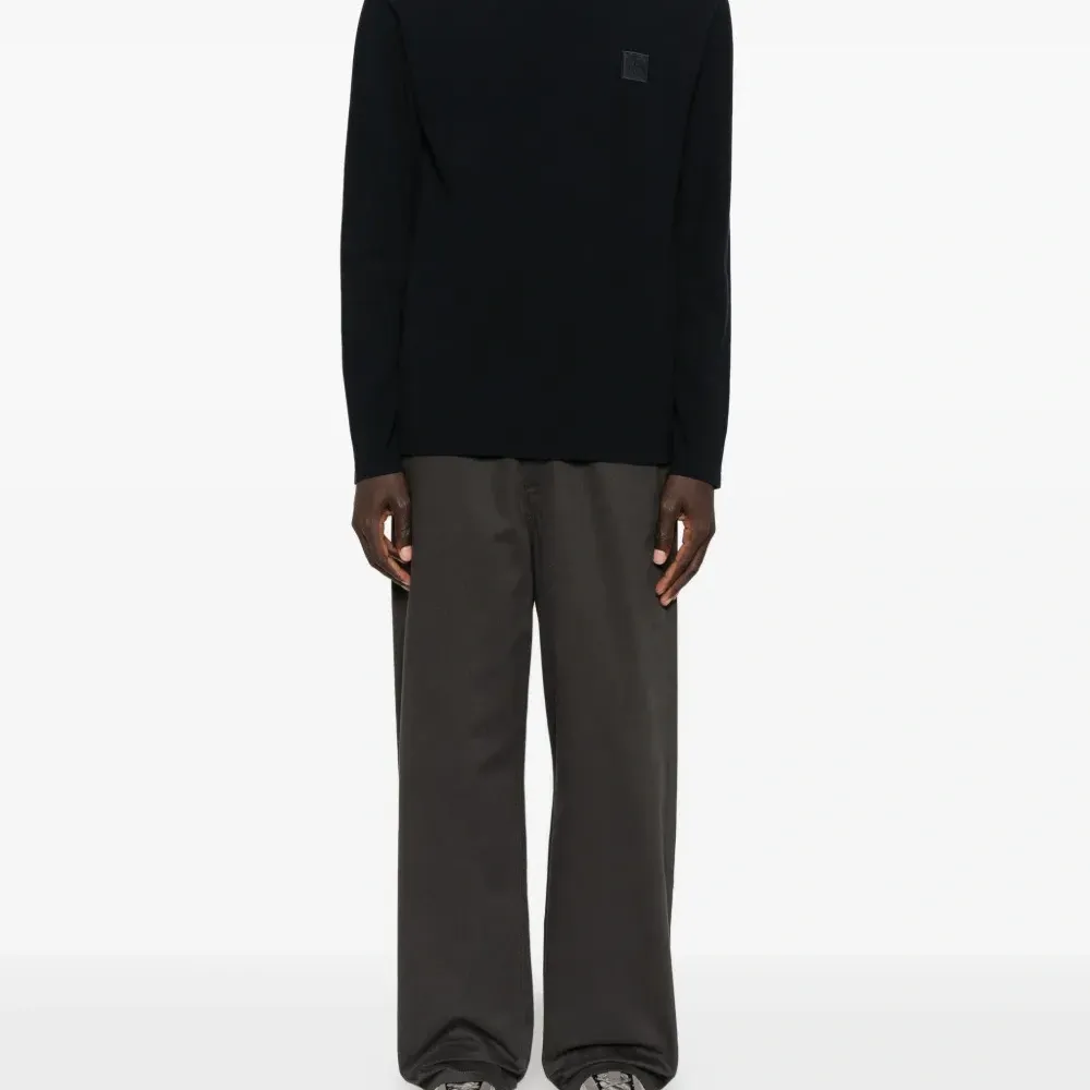 Лонгслив с нашивкой-логотипом