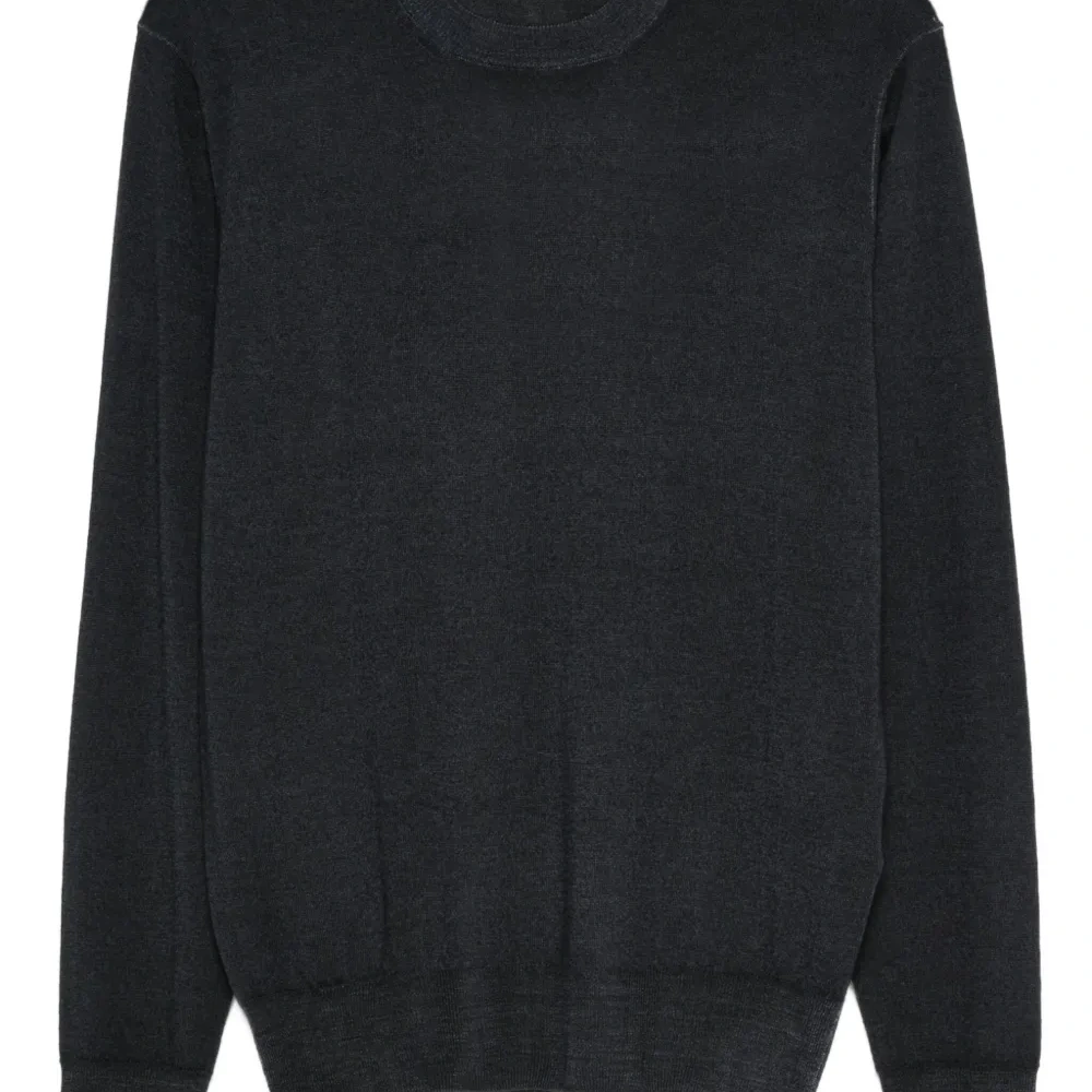 Свитер с круглым вырезом