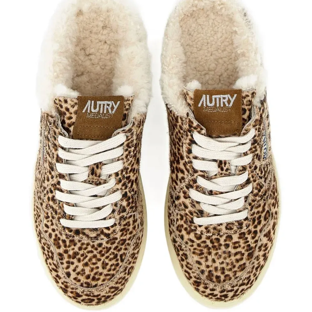 Кроссовки с анималистичным принтом