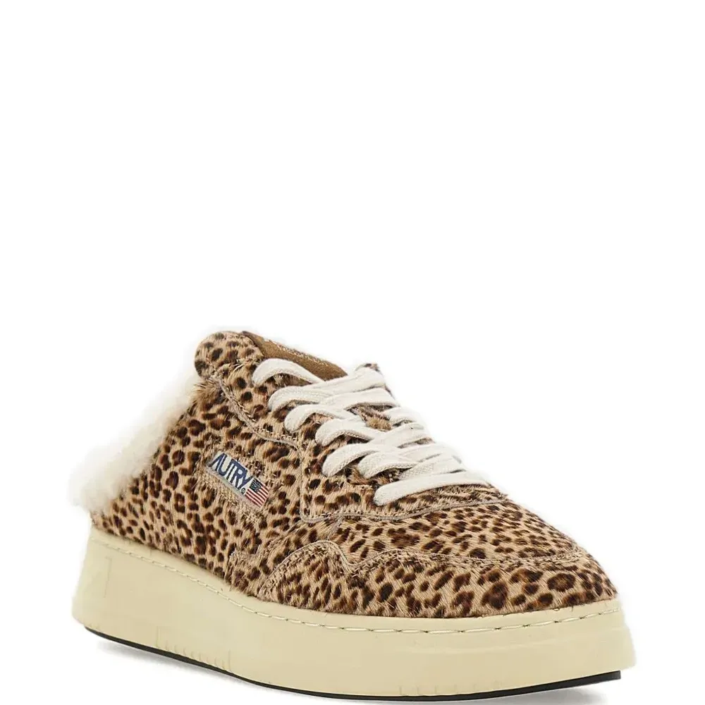 Кроссовки с анималистичным принтом