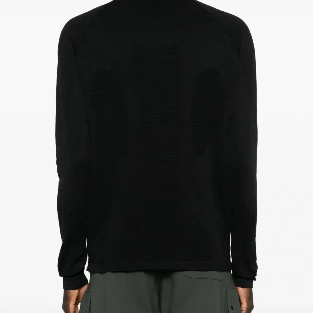 Топ с длинными рукавами и логотипом Топ с длинными рукавами и логотипом