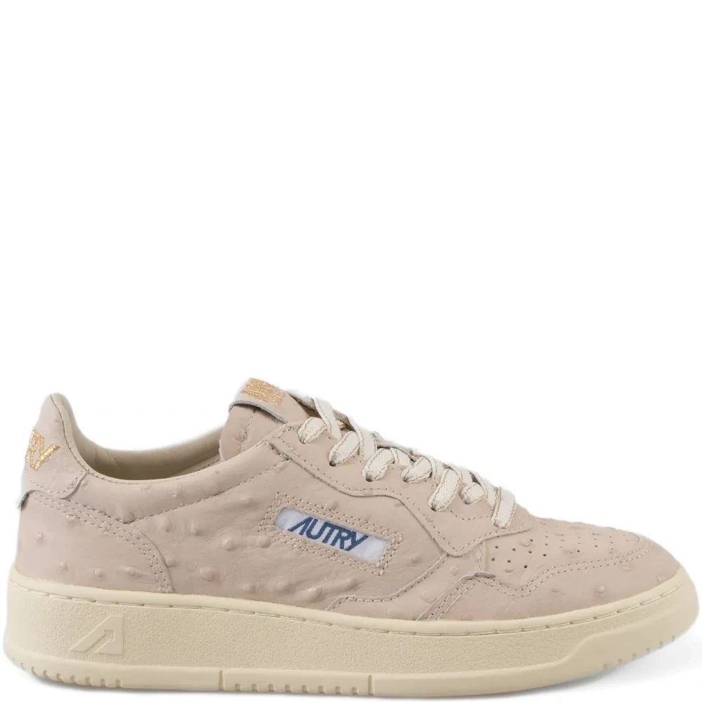 Кроссовки с вышитым логотипом