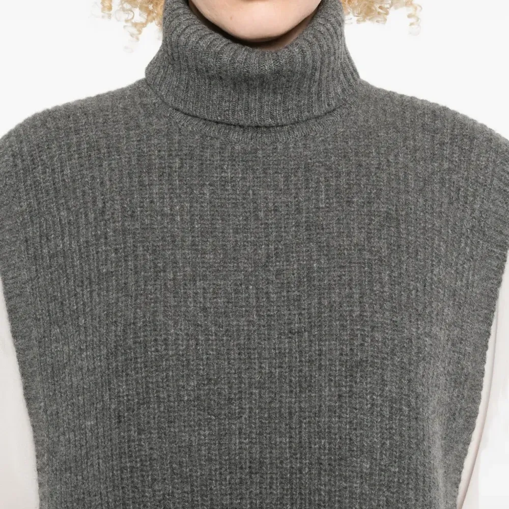 Шерстяной свитер без рукавов с высоким воротником