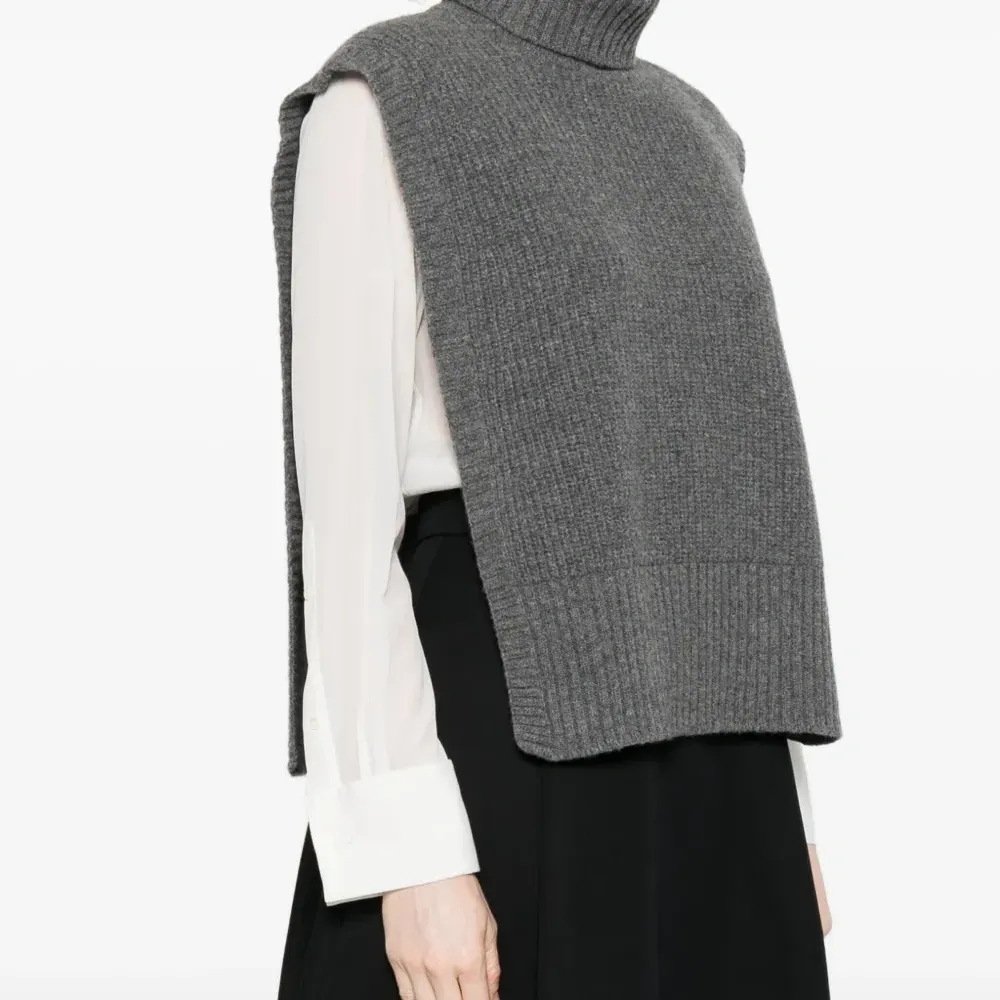 Шерстяной свитер без рукавов с высоким воротником