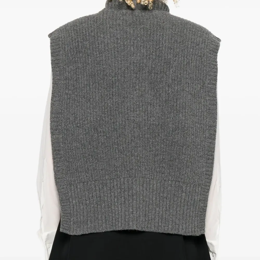 Шерстяной свитер без рукавов с высоким воротником