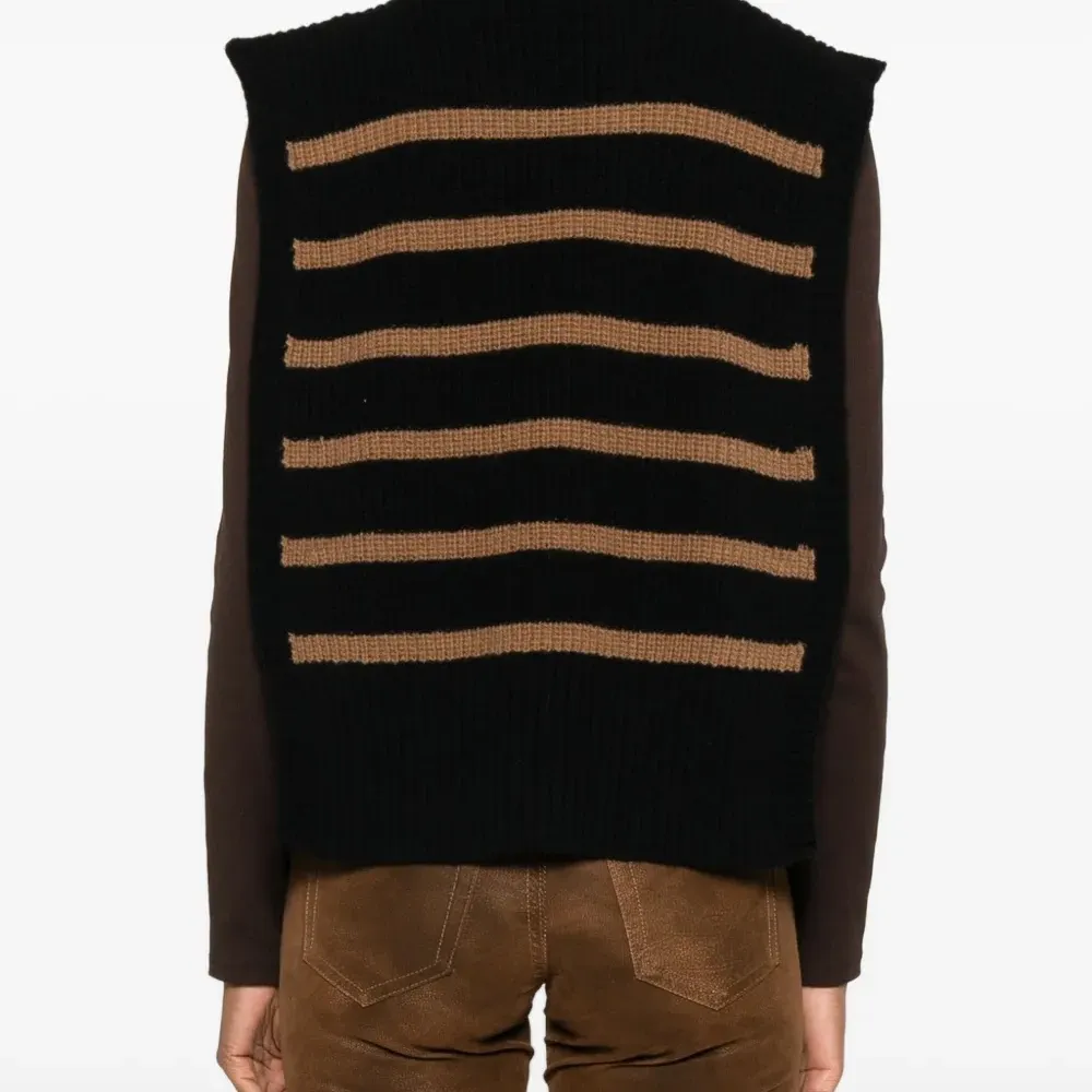 Полосатый свитер без рукавов с высоким воротником Полосатый свитер без рукавов с высоким воротником