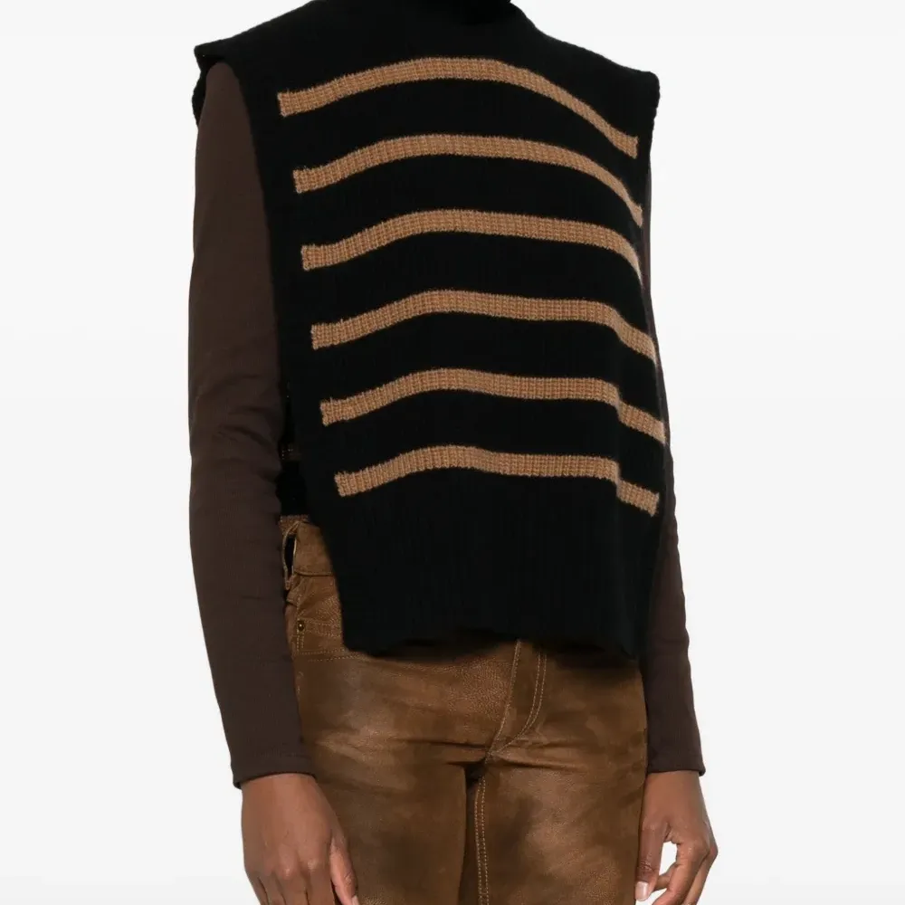 Полосатый свитер без рукавов с высоким воротником Полосатый свитер без рукавов с высоким воротником