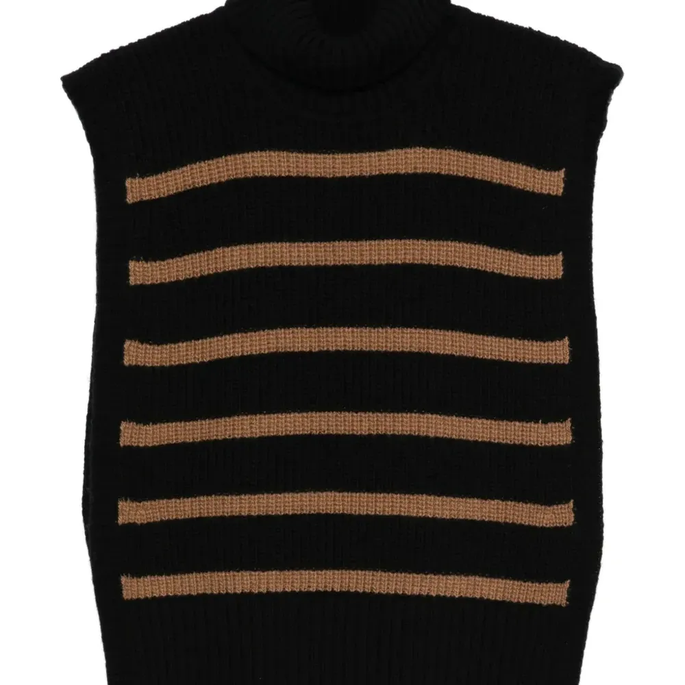 Полосатый свитер без рукавов с высоким воротником