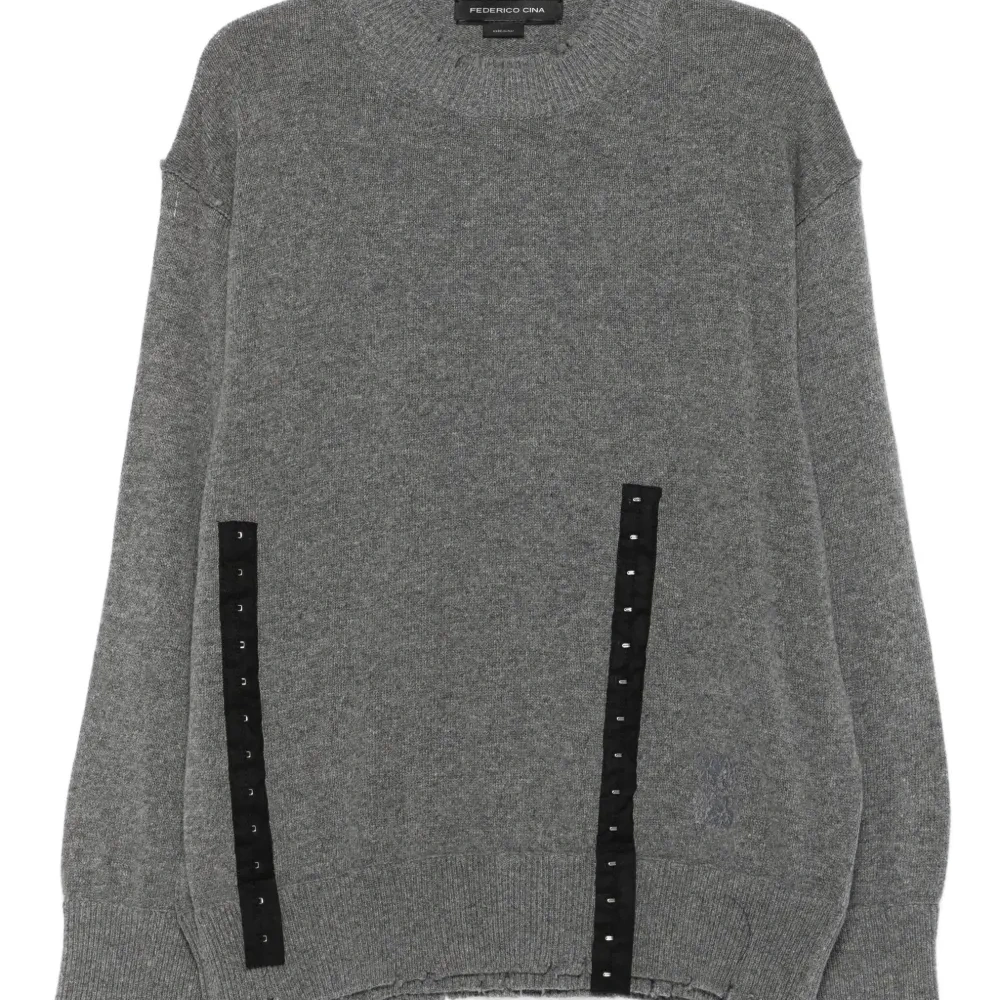 Свитер с декоративными пуговицами и бахромой