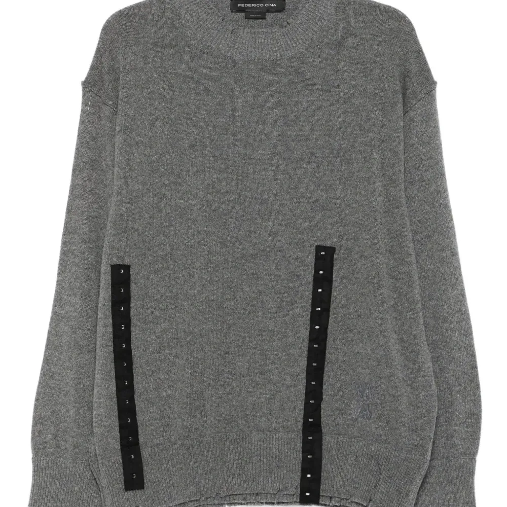 Свитер с декоративными пуговицами и бахромой