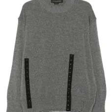 Свитер с декоративными пуговицами и бахромой