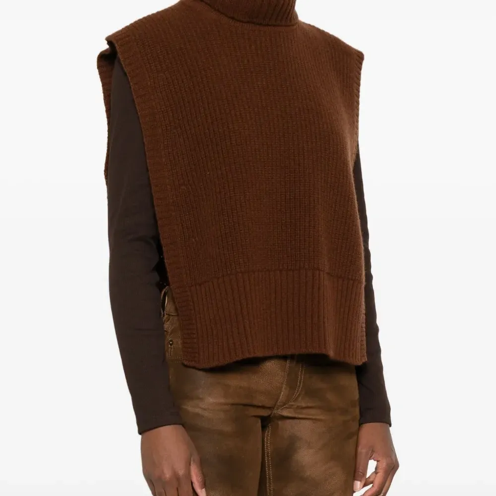 Топ с высоким воротником Топ с высоким воротником