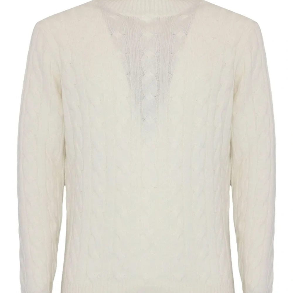 Свитер фактурной вязки с высоким воротником