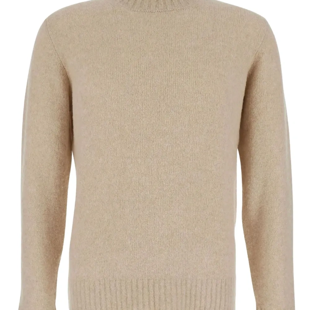 Свитер с высоким воротником