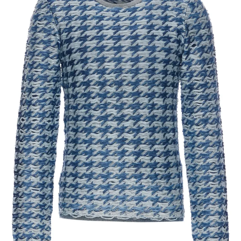 Свитер в ломаную клетку