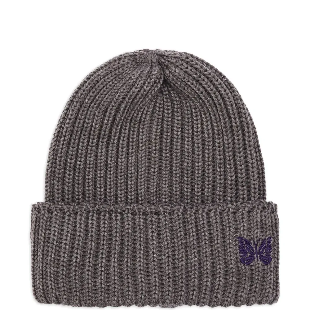 Вязаная шапка в рубчик с вышивкой в виде бабочки