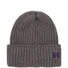 Вязаная шапка в рубчик с вышивкой в виде бабочки