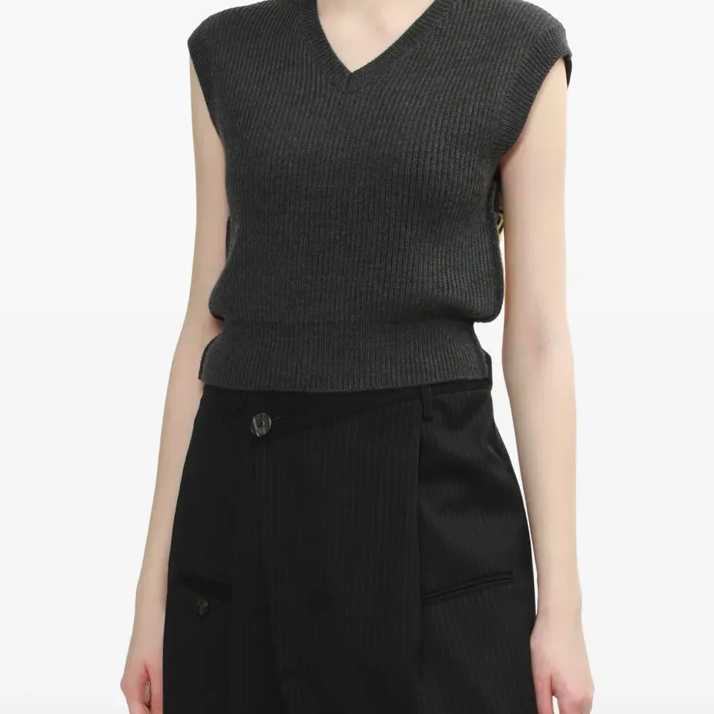 Топ в рубчик с V-образным вырезом