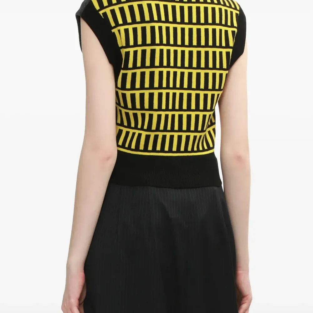 Топ в рубчик с V-образным вырезом