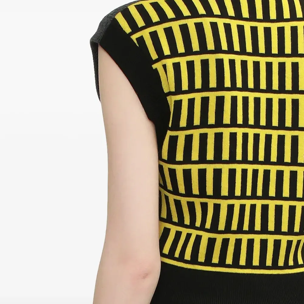 Топ в рубчик с V-образным вырезом