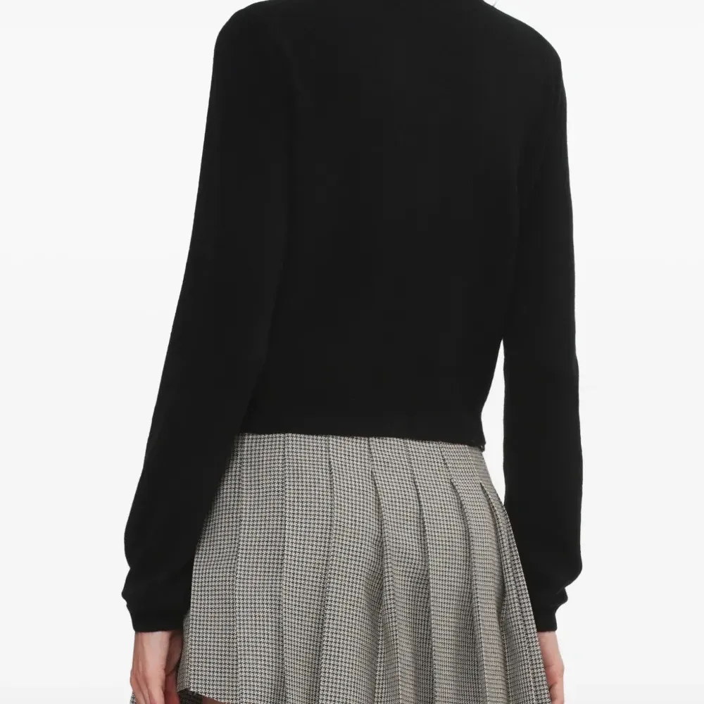 Кардиган с V-образным вырезом и вышивкой