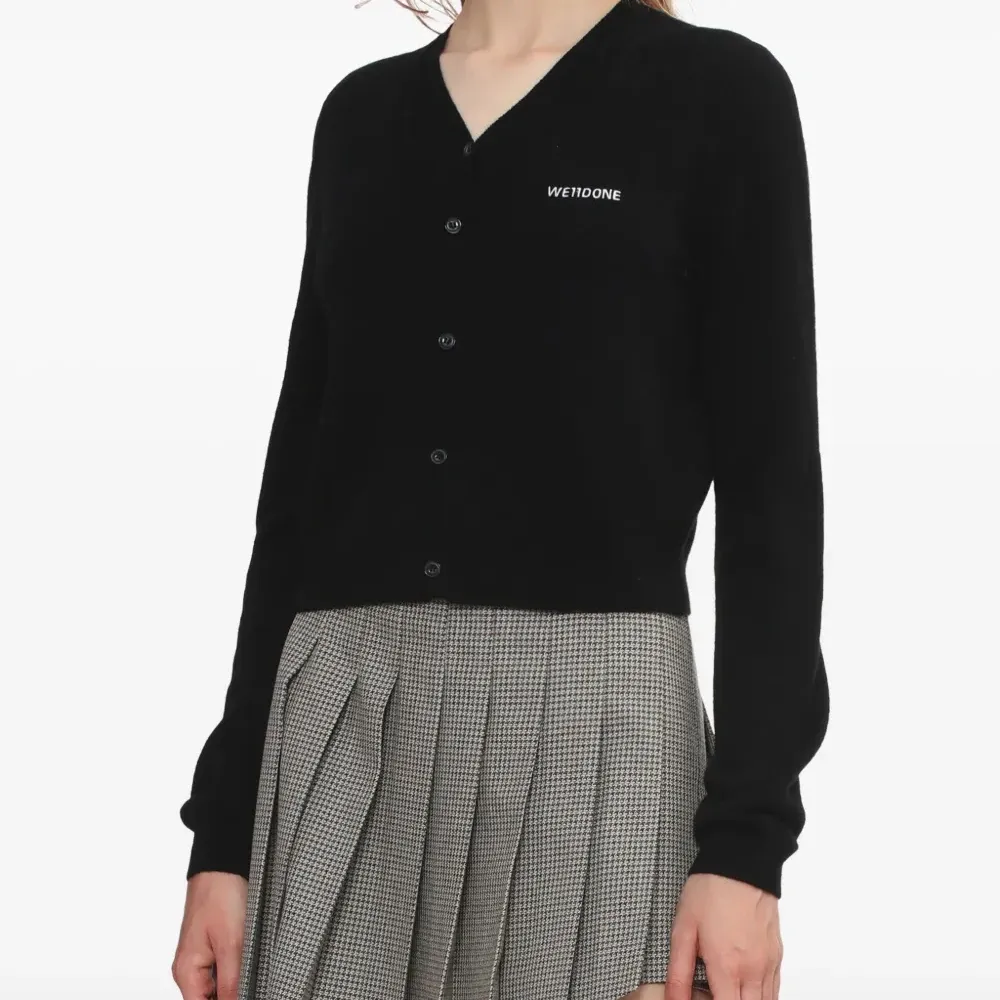 Кардиган с V-образным вырезом и вышивкой