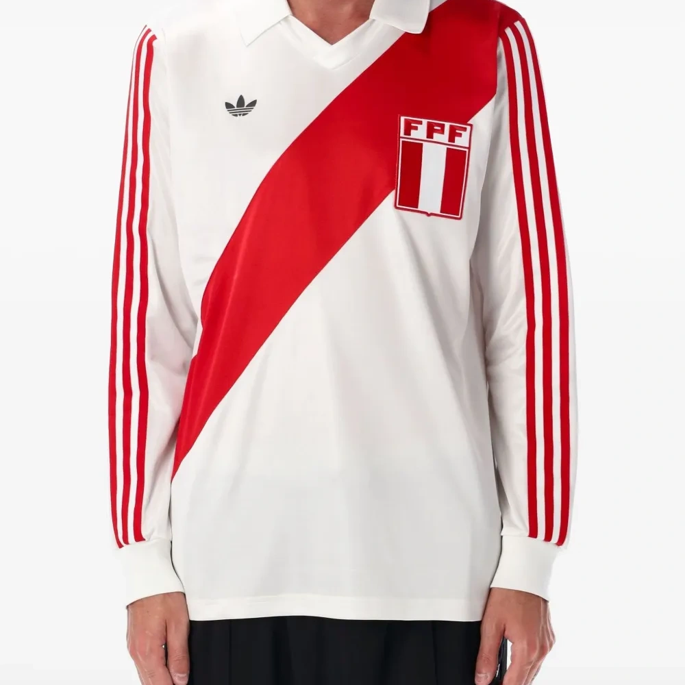 Футболка в диагональную полоску с длинными рукавами