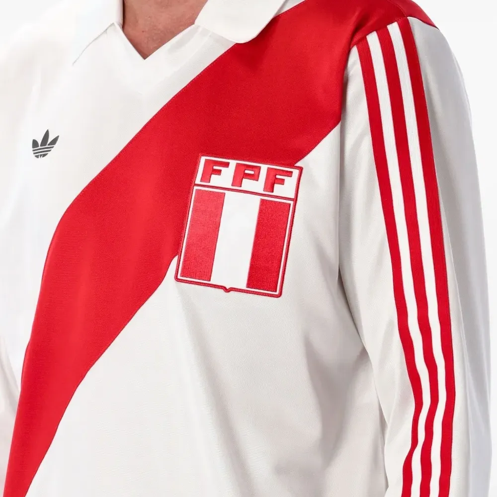 Футболка в диагональную полоску с длинными рукавами