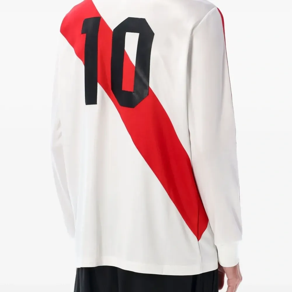 Футболка в диагональную полоску с длинными рукавами