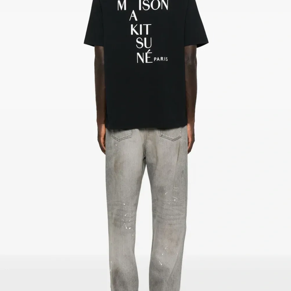 Футболка с нашивкой-логотипом