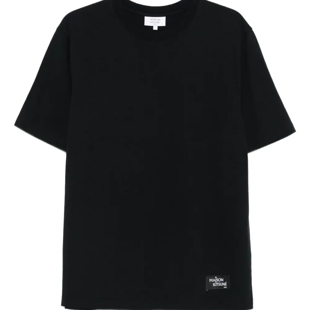 Футболка с нашивкой-логотипом