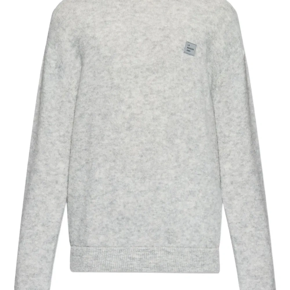 Свитер с круглым вырезом