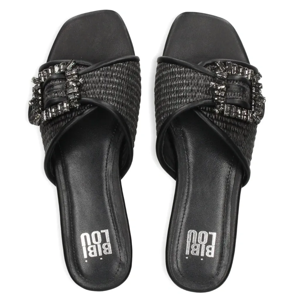 Сандалии с пряжками