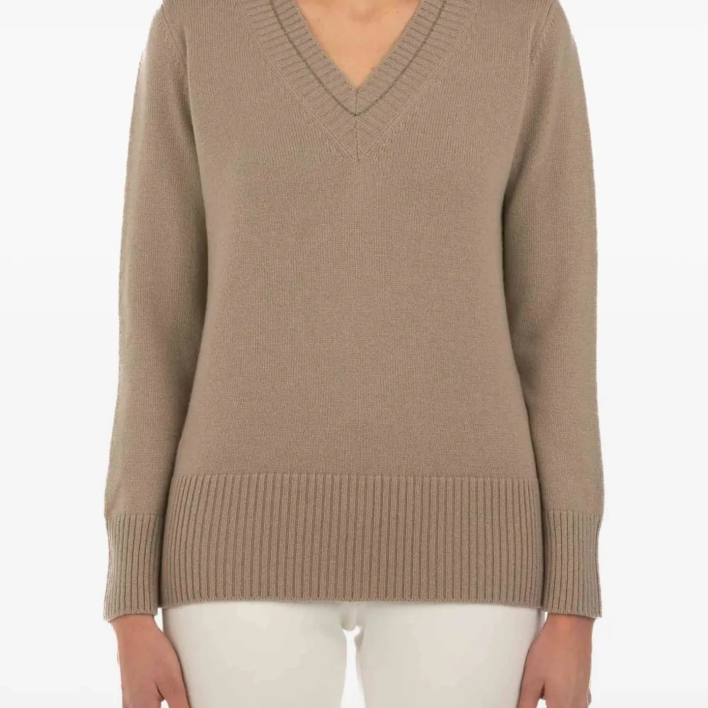 Шерстяной свитер с V-образным вырезом