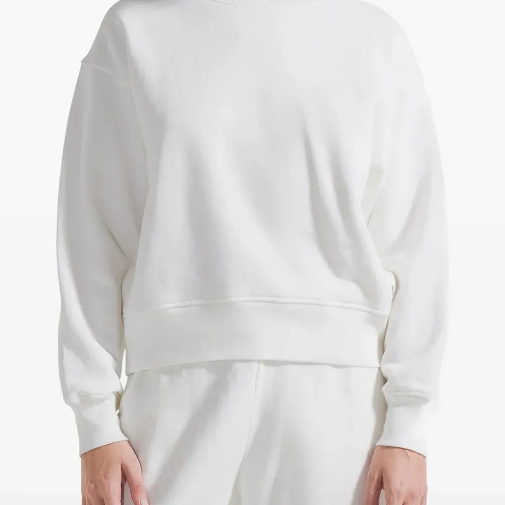 Свитер с круглым вырезом