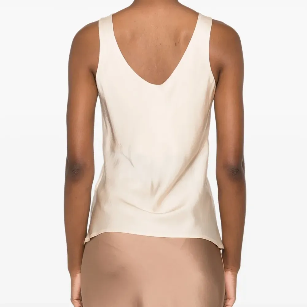 Топ с V-образным вырезом