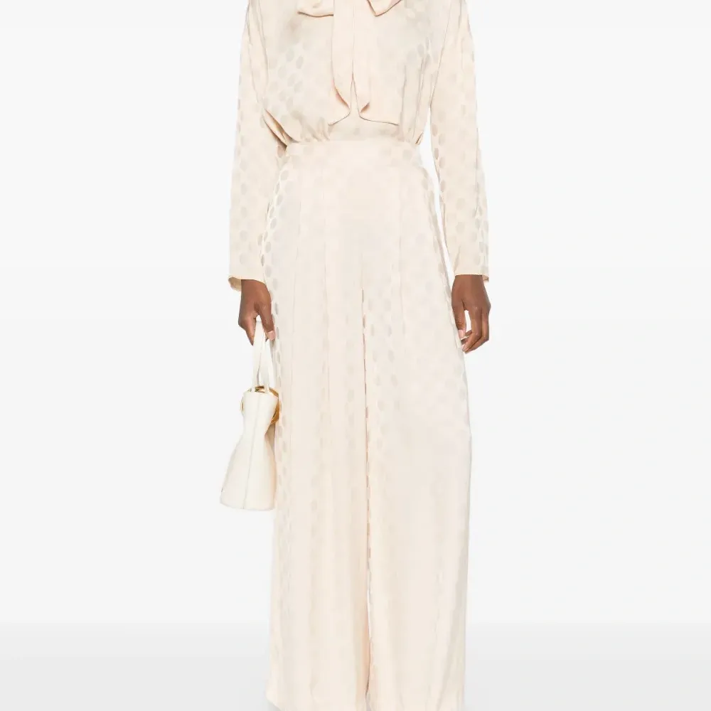 Брюки в горох со складками