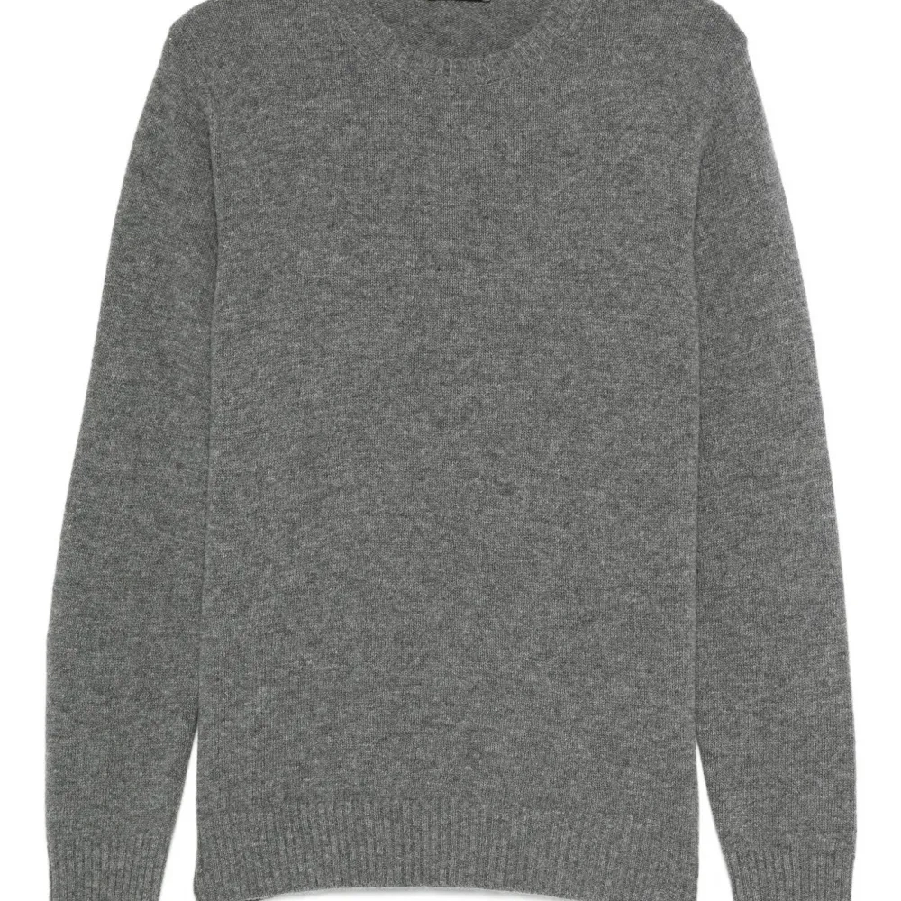 Свитер с круглым вырезом