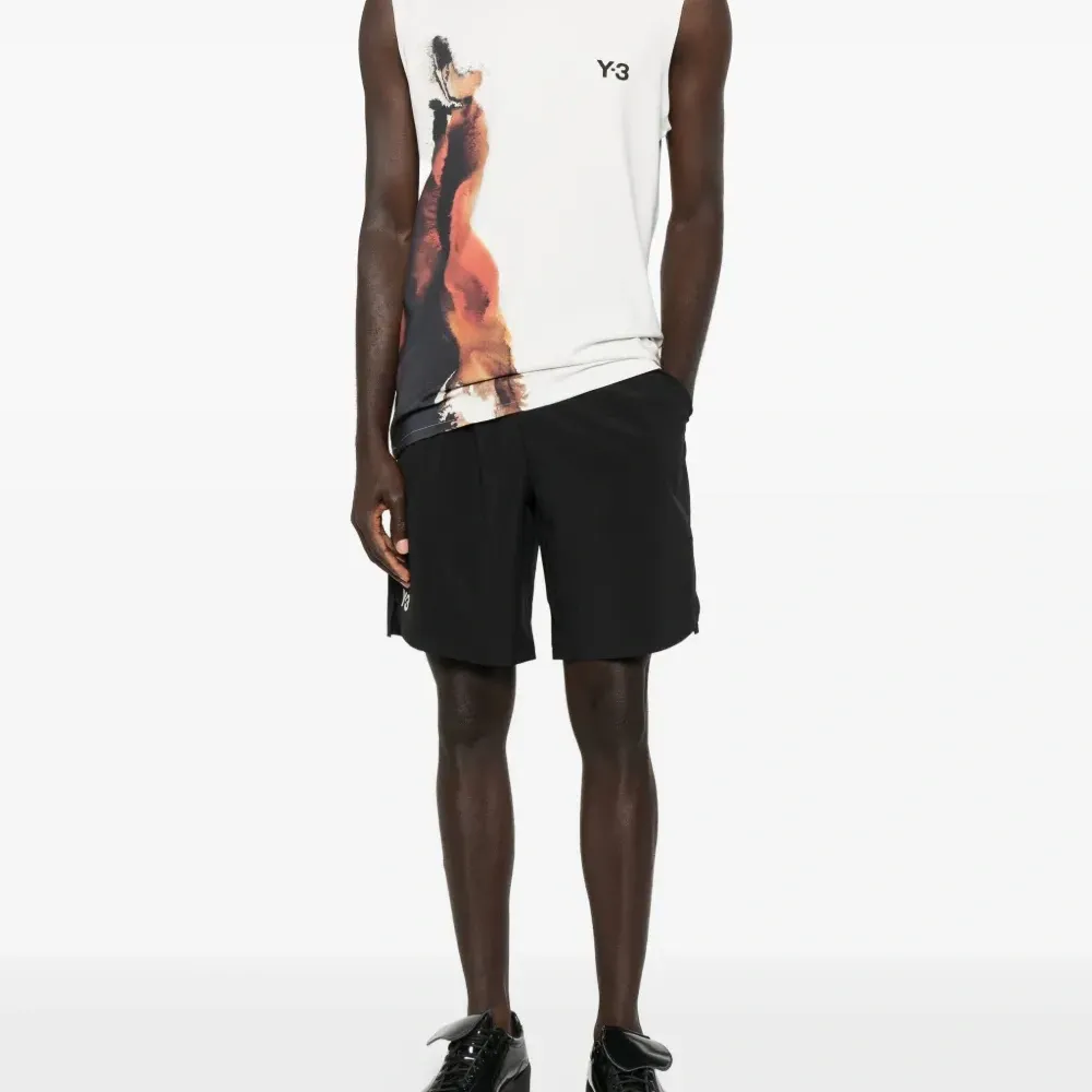 Топ без рукавов с абстрактным принтом