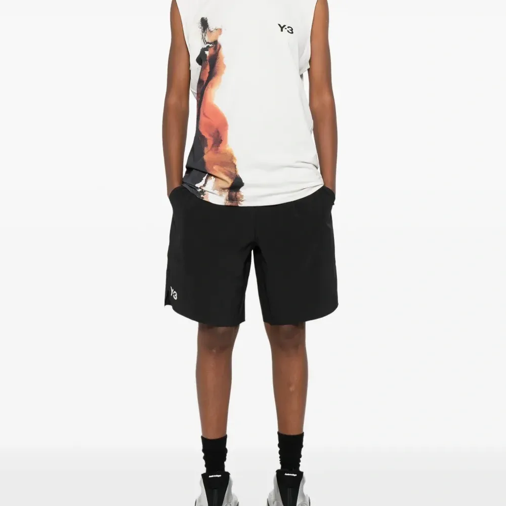 Топ без рукавов с абстрактным принтом