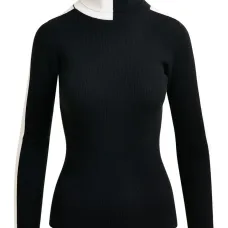 Свитер с высоким воротником и полосками Свитер с высоким воротником и полосками