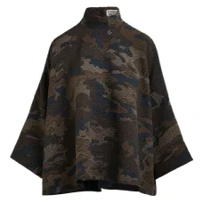 Блузка с высоким воротником и камуфляжным узором