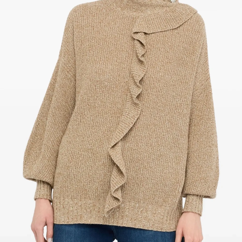 Свитер с высоким воротником и оборками