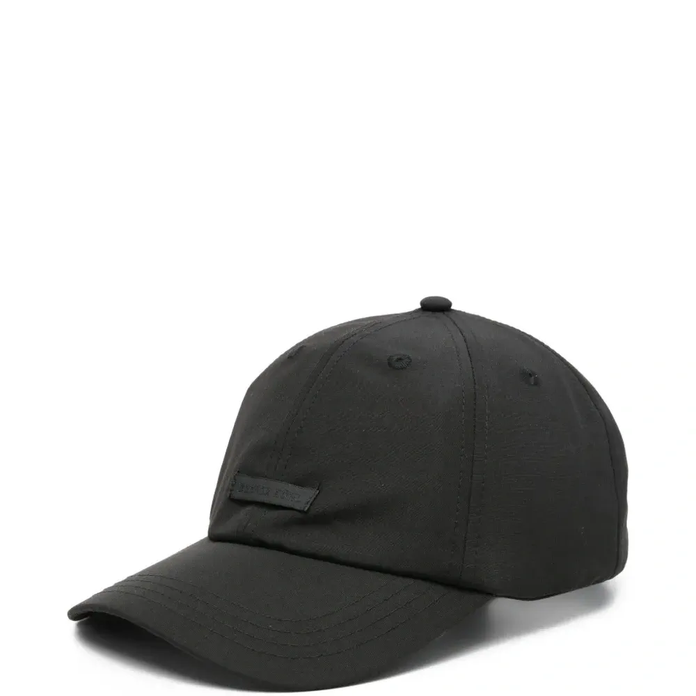 Бейсболка с нашивкой-логотипом