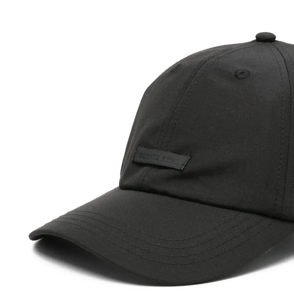 Бейсболка с нашивкой-логотипом