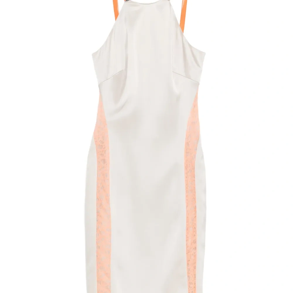 Платье с вырезом халтер и кружевом