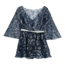 Топ с рукавами колокол и цветочной вышивкой