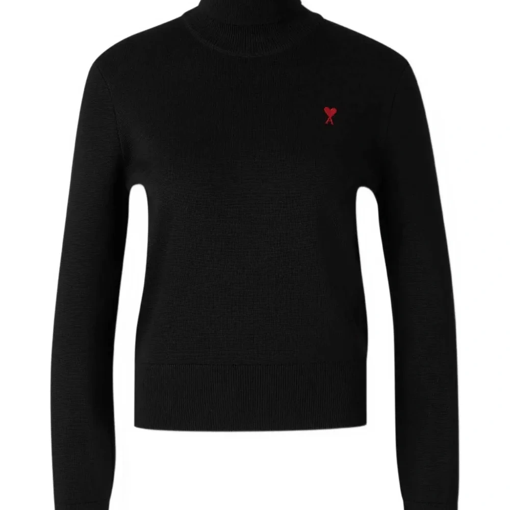 Свитер с вышитым логотипом и воротником-стойкой