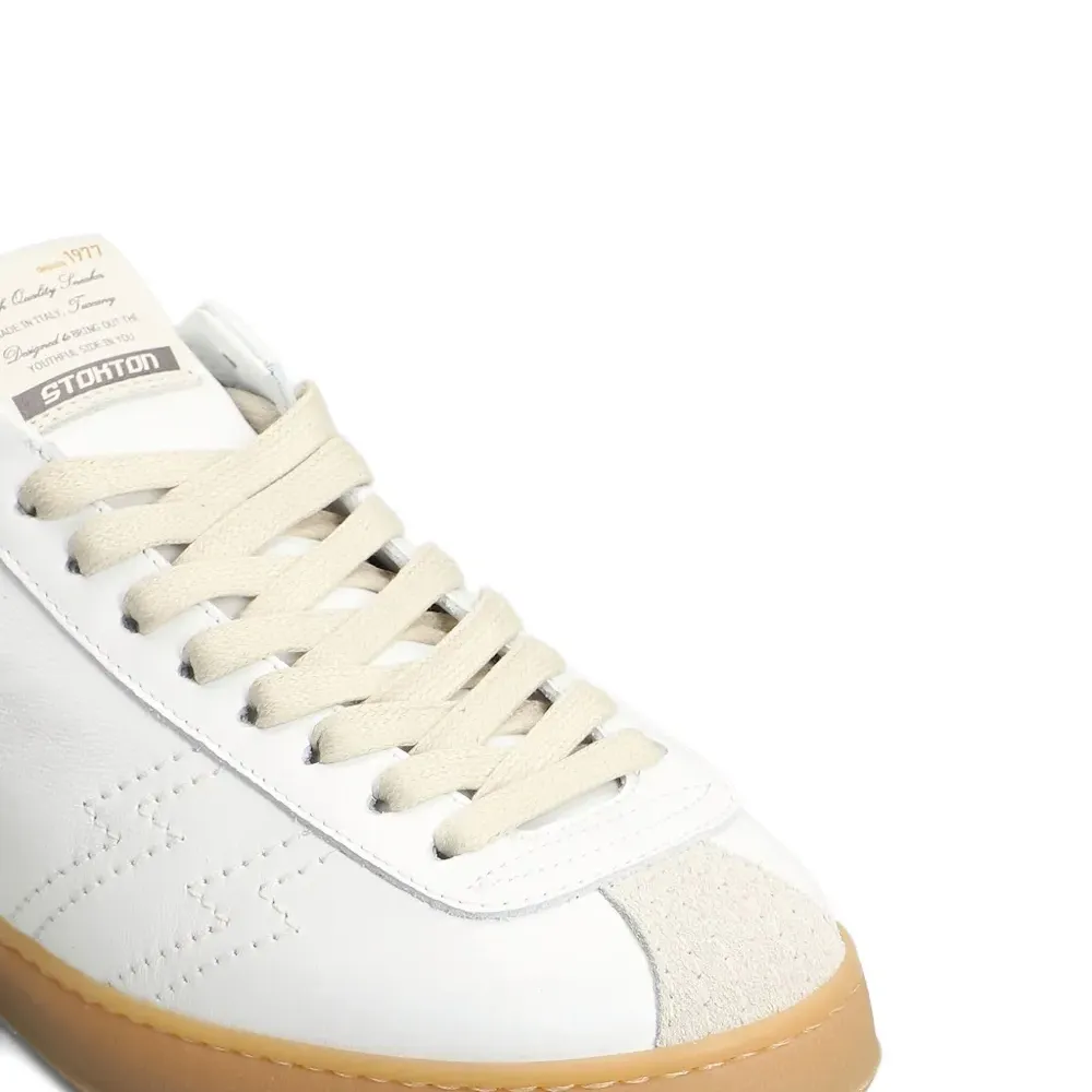 Кроссовки на шнуровке