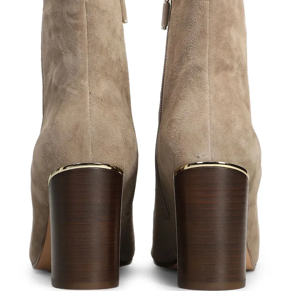 Ботильоны на блочном каблуке Ботильоны на блочном каблуке